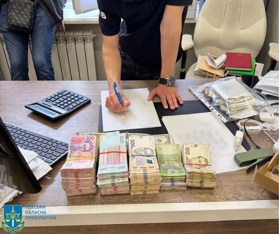 Изъятые средства во время обысков в конвертационном центре / Фото: Одесская областная прокуратура