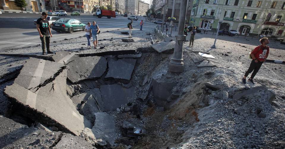 Воронка в центрі Харкова, залишена нічним російським військовим ударом. Архівне фото, 27 серпня 2022 року / Фото В'ячеслав Мадієвський Ruters