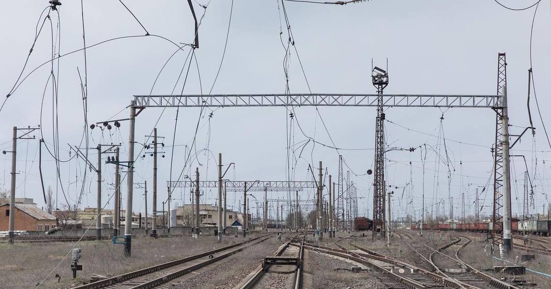 Обірвані електричні дроти, пошкоджені російським обстрілом. Лиман, Донецька область. 11 квітня 2023 року / Фото Михайло Палінчак, ukraine.ua