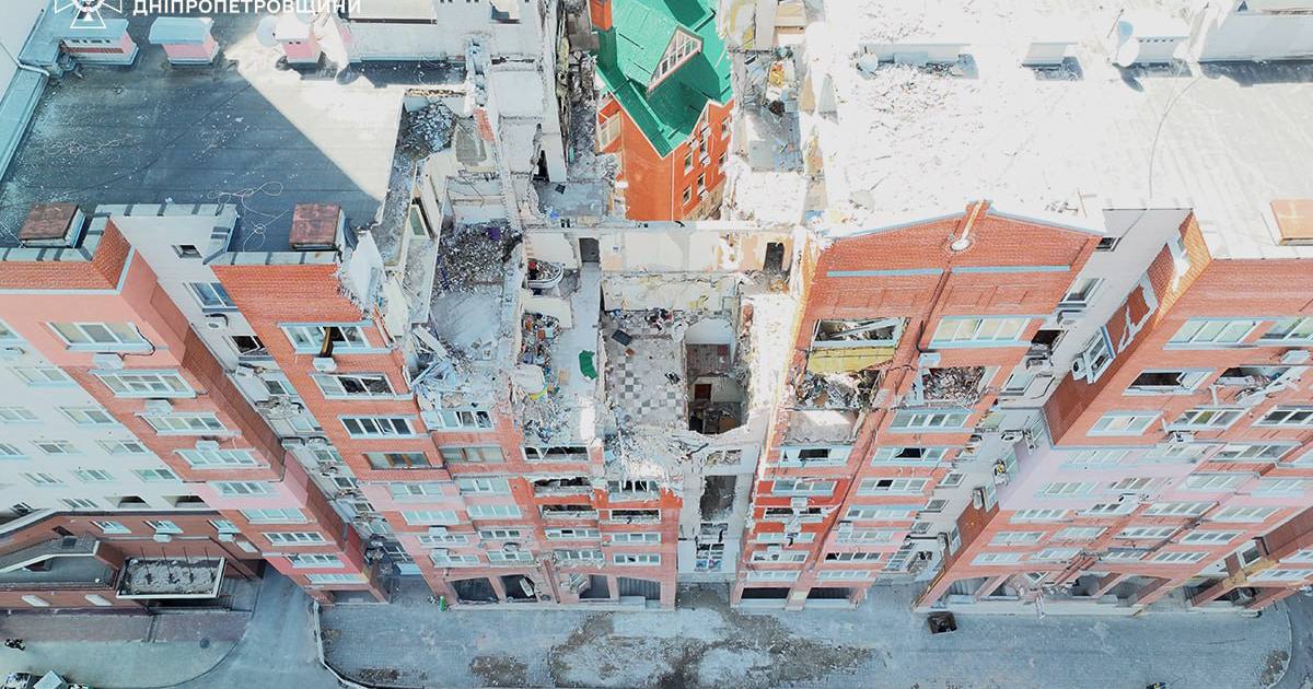 Так выглядит многоэтажка в Днепре сегодня, 6 июля, после ракетного удара 28 июня / Фото ГСЧС