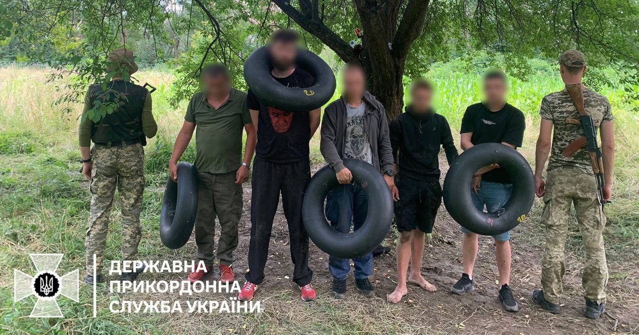 Місцевому мешканцю четверо чоловіків заплатили від $7000 до $8000 за супровід до кордону / Фото ДПСУ