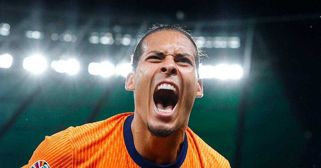 Вірджіл ван Дейк (Нідерланди) радіє перемозі своєї команди / Фото УЄФА