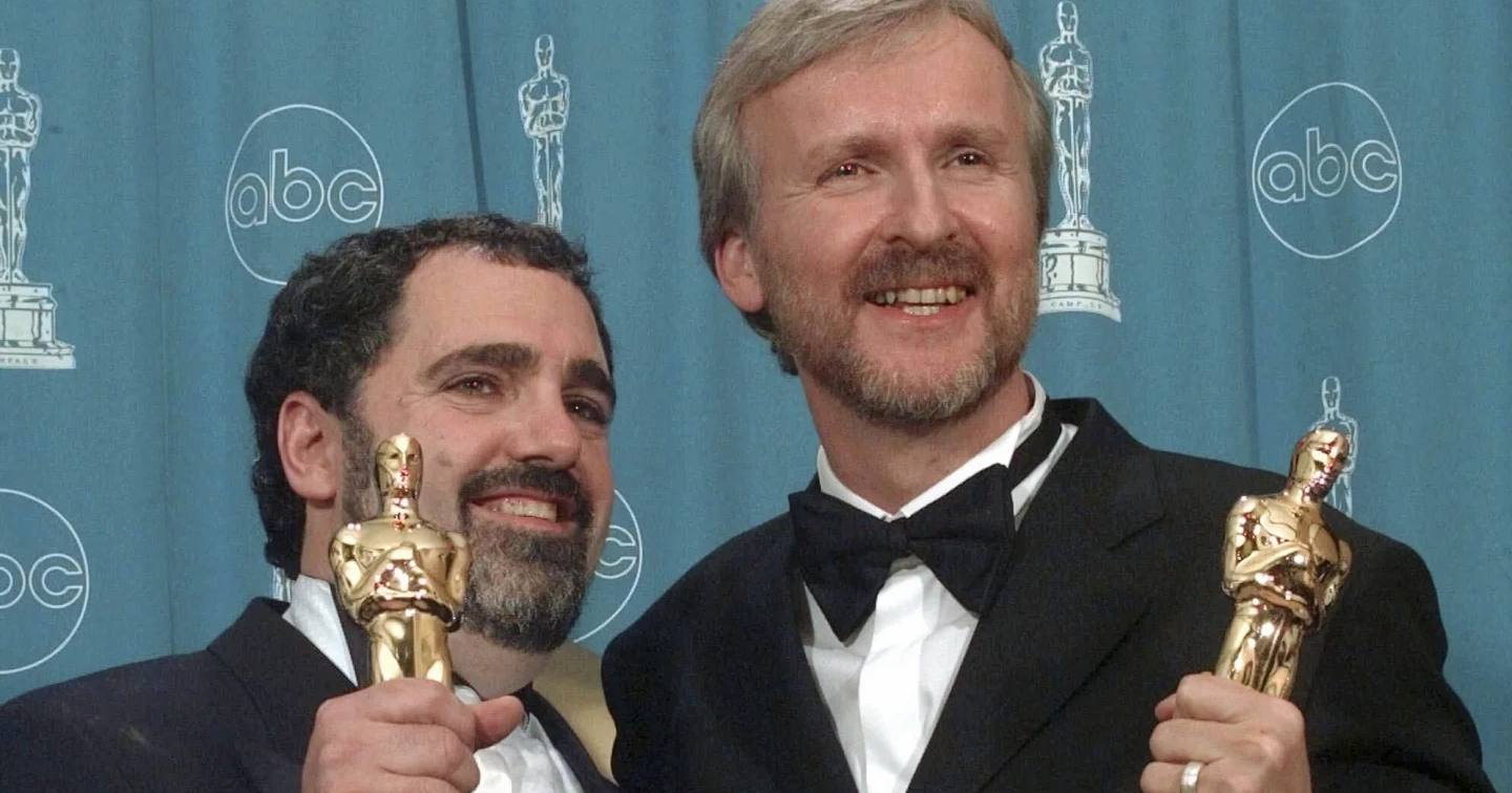 Джеймс Кемерон (праворуч) і Джон Ландау тримають "Оскар" за найкращий фільм "Титанік" на 70-й щорічній церемонії вручення премії "Оскар" в залі Shrine Auditorium в Лос-Анджелесі, 23 березня 1998 / Фото AP Photo