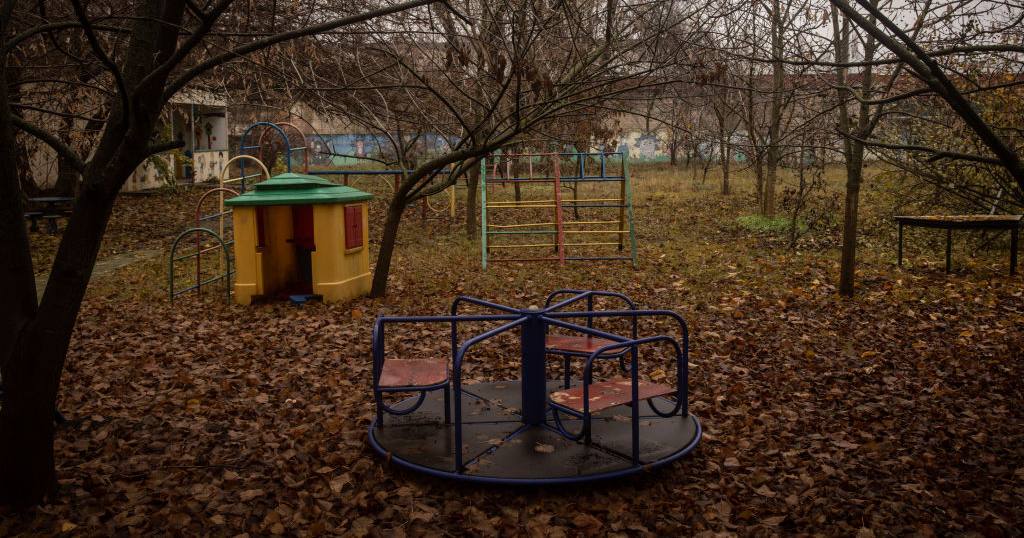 Заброшенная игровая площадка Херсонского детского дома, откуда российские войска забрали 46 детей, 27 ноября 2022 / Фото Getty Images/Global Images Ukraine