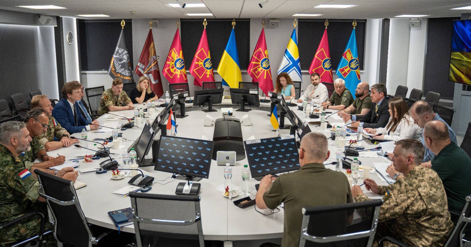 Міністр оборони новопризначеного уряду Нідерландів Рубен Брекельманс здійснив свій перший робочий візит до України. На фото - зустріч в Міністерстві оборони України / Фото МО України