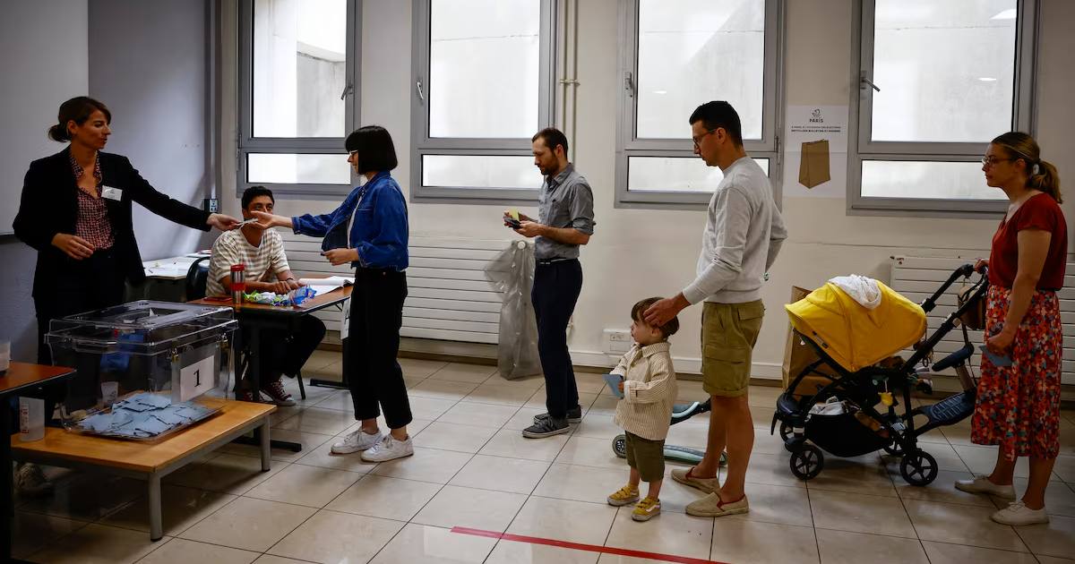 Виборці стоять у черзі, щоб проголосувати у другому турі дострокових парламентських виборів на виборчій дільниці в Парижі, 7 липня 2024 року / Фото Reuters