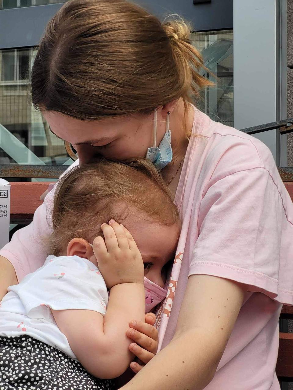 Врач держит на руках маленькую пациентку Охматдета во время ракетной атаки / Telegram