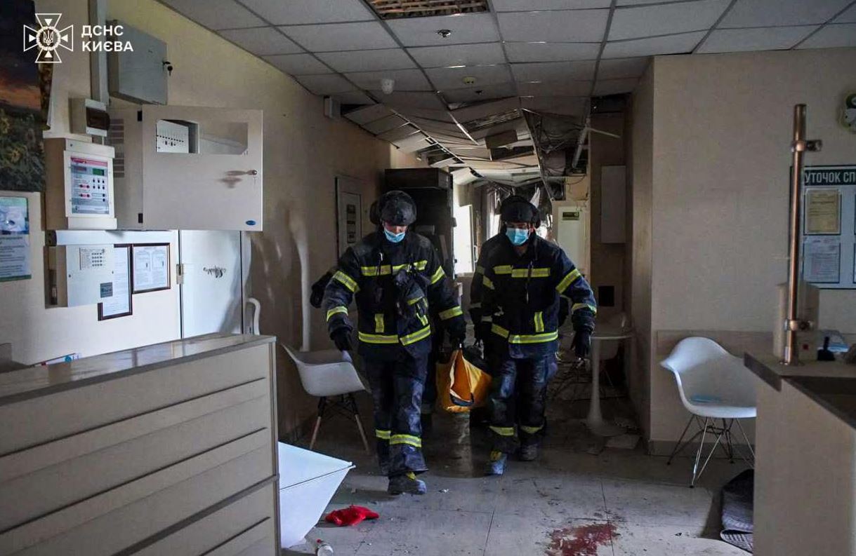 Рятувальники працюють на місці влучання у Києві / Фото: ДСНС