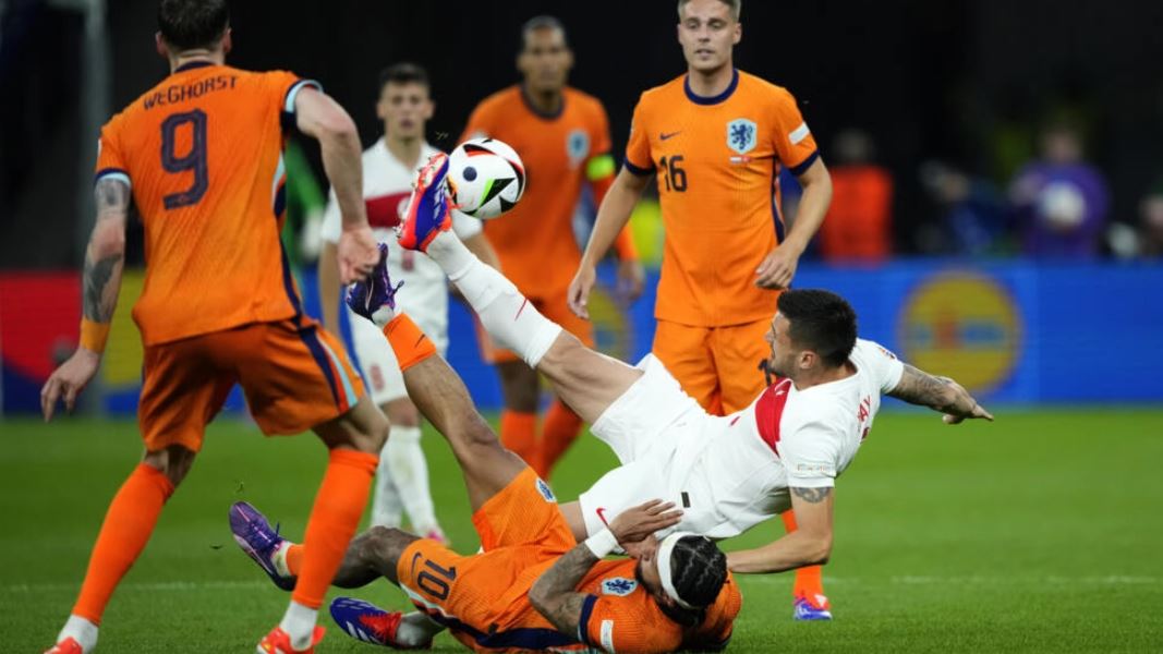 Чвертьфінальний матч між Нідерландами та Туреччиною на футбольному турнірі Євро-2024 / Фото: AP