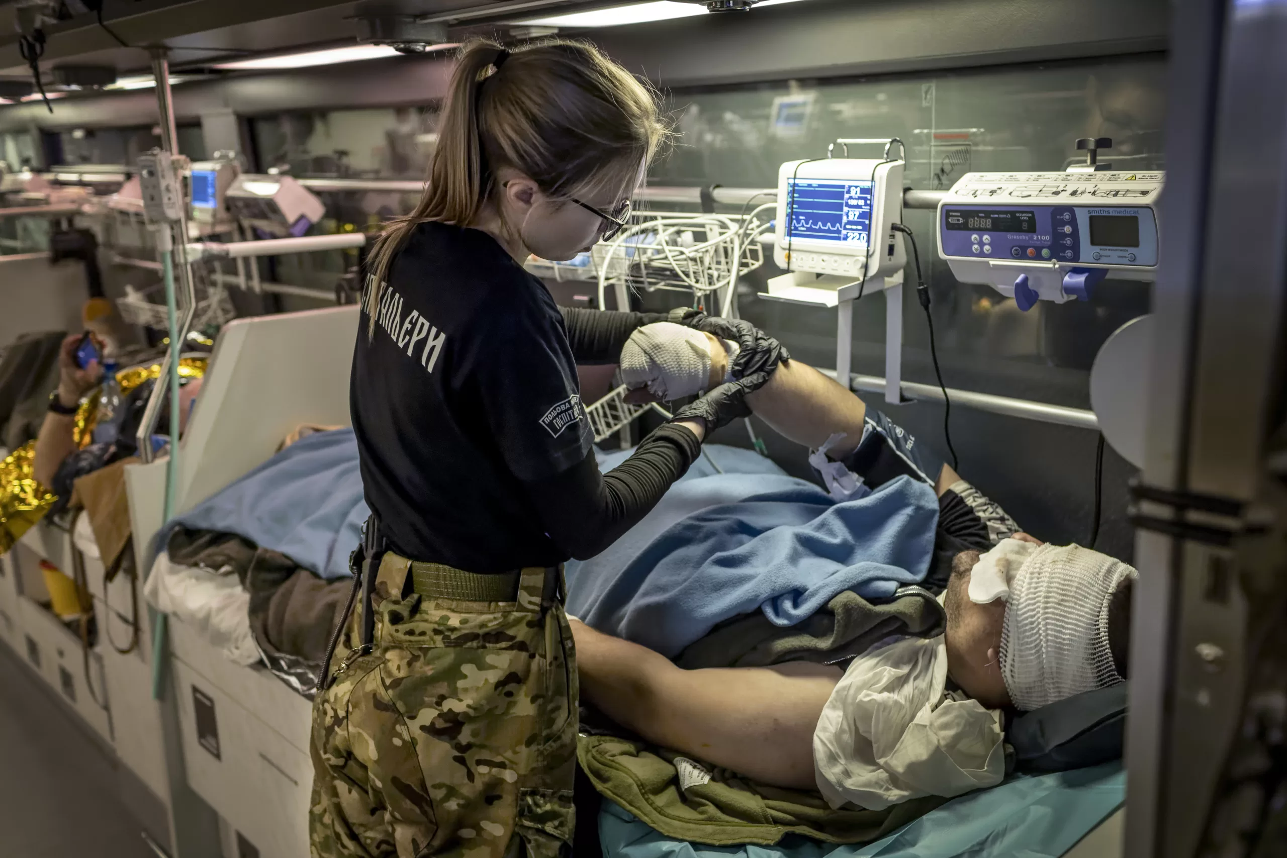 Парамедик помогает раненому украинскому военному / Фото: Getty Images/Global Images Ukraine