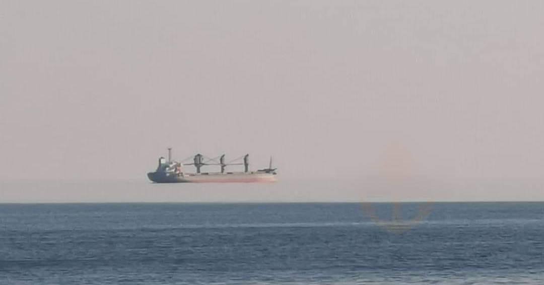 Ефект Фата-Моргана в Одесі. 8 липня 2024. Зображення насправді лежить за обрієм. Вся справа в шарах холодного та теплого повітря, в яких заломлюється реальна картинка / Фото телеграмканал @xydessa