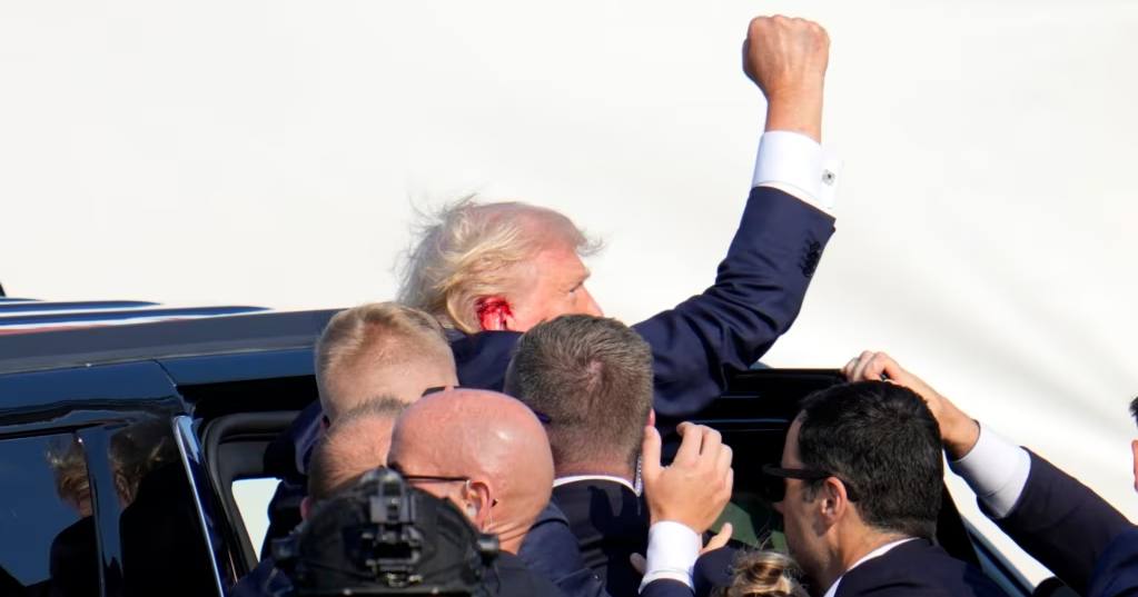 Вечером 13 июля в Дональда Трампа стреляли во время предвыборного митинга в Батлере, штат Пенсильвания. Пуля задела правое ухо политика / Фото AP