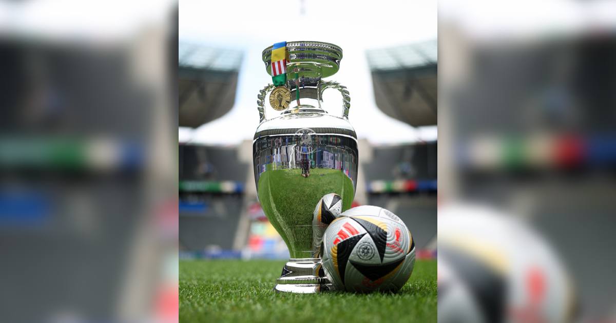 Кубок Анрі Делоне - першого генерального секретаря УЄФА - вручається чемпіону Європи / Фото УЄФА