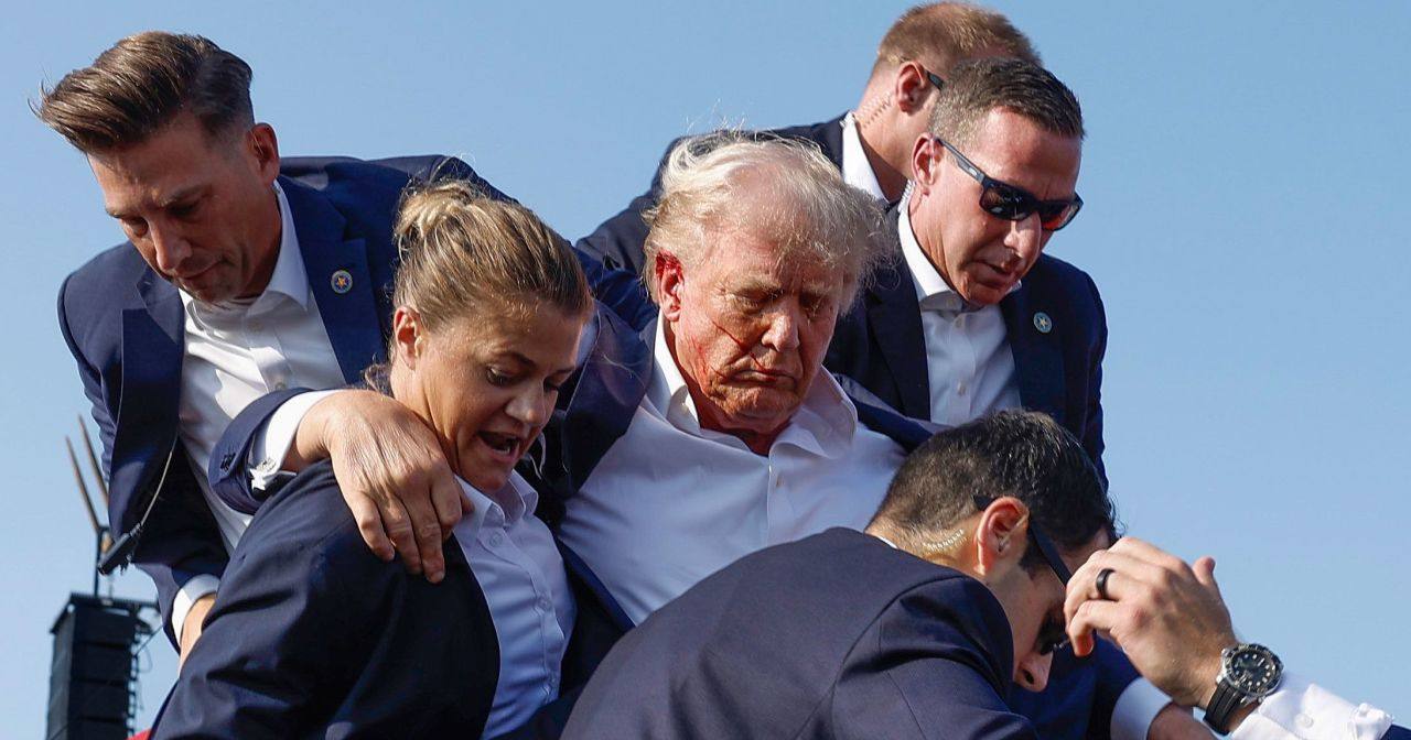 Дональда Трампа уводят с митинга в Пенсильвании / Фото CNN