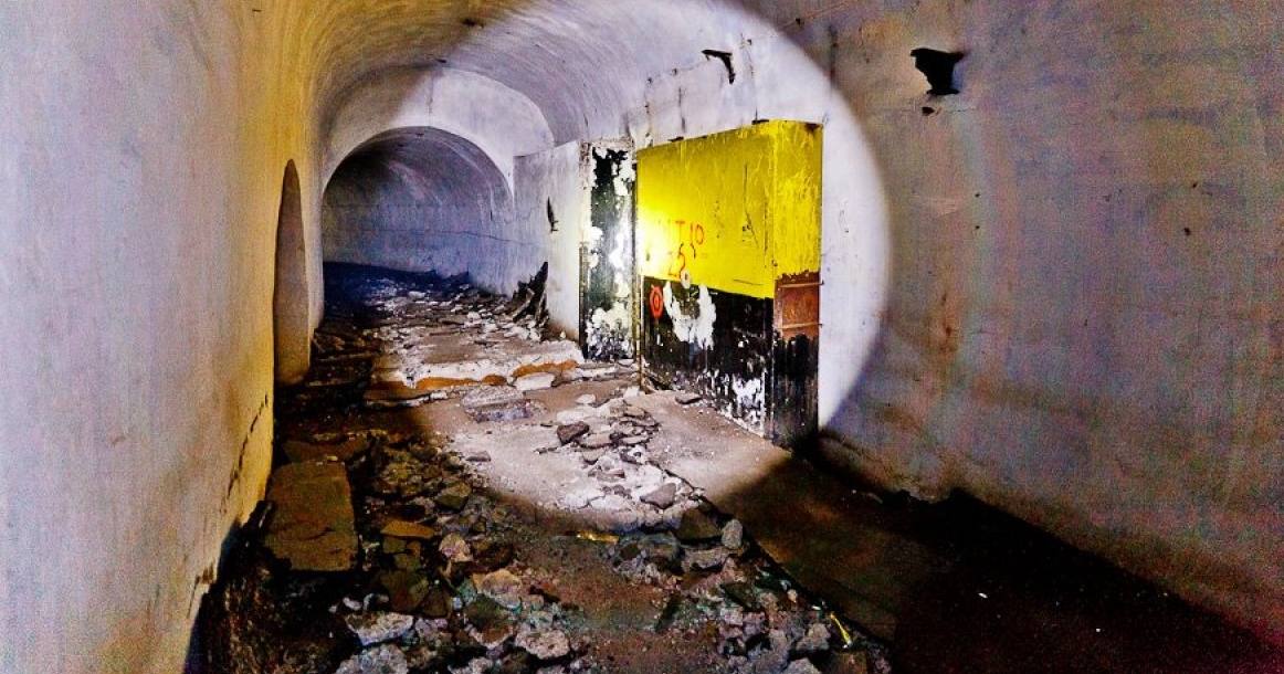 Феодосія-13 — радянський склад ядерної зброї в урочищі Кизилташ (Червоний камінь), Крим, неподалік Судака. Феодосія-13 будувався у 1951–1953 рр. Куратор будівництва об'єкта — глава Народного комісаріату внутрішніх справ (НКВС) Лаврентій Берія / Фото portalsafety.at.ua