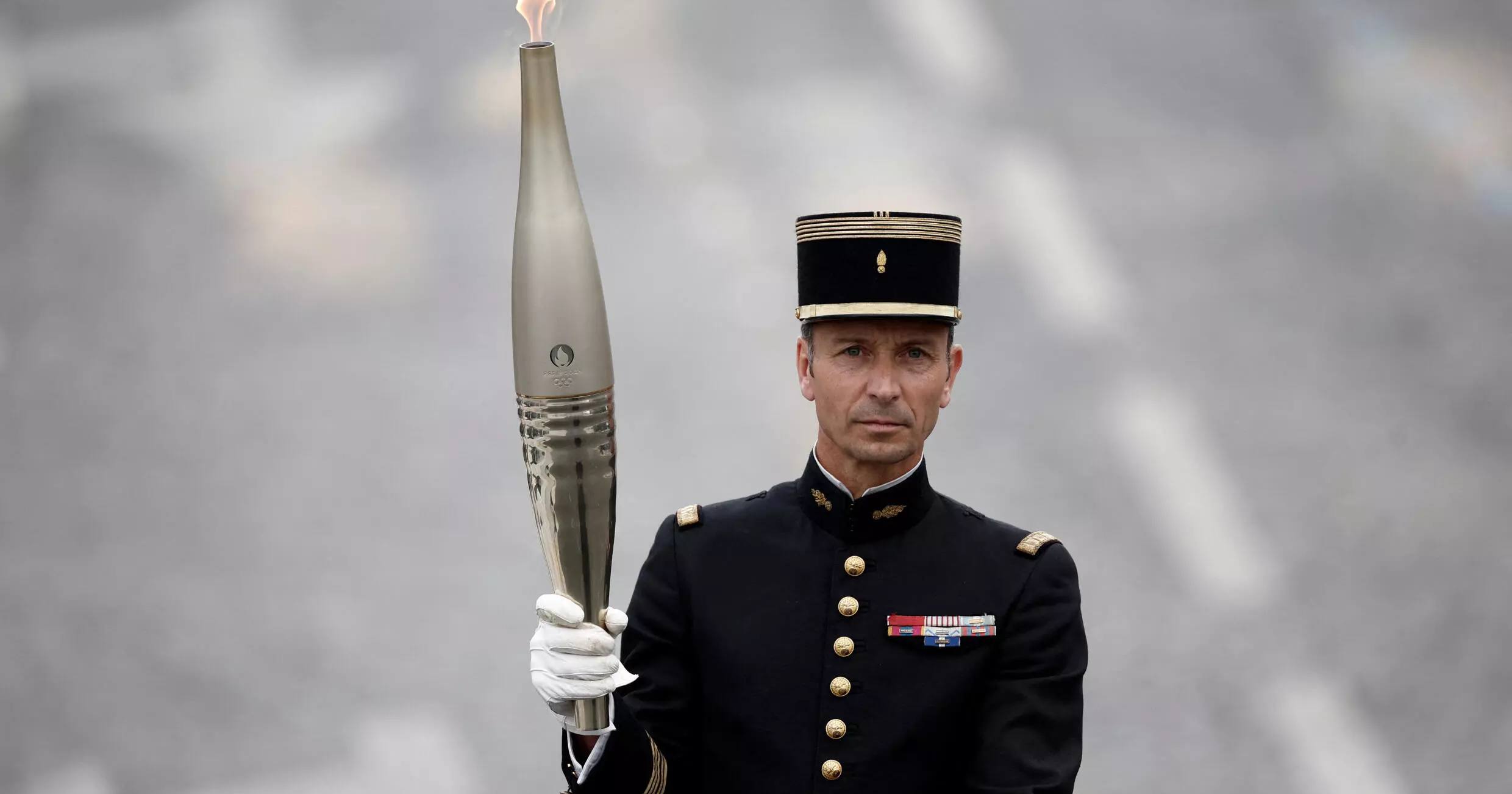 Тибо Валлетт с Олимпийским огнем / Фото Reuters