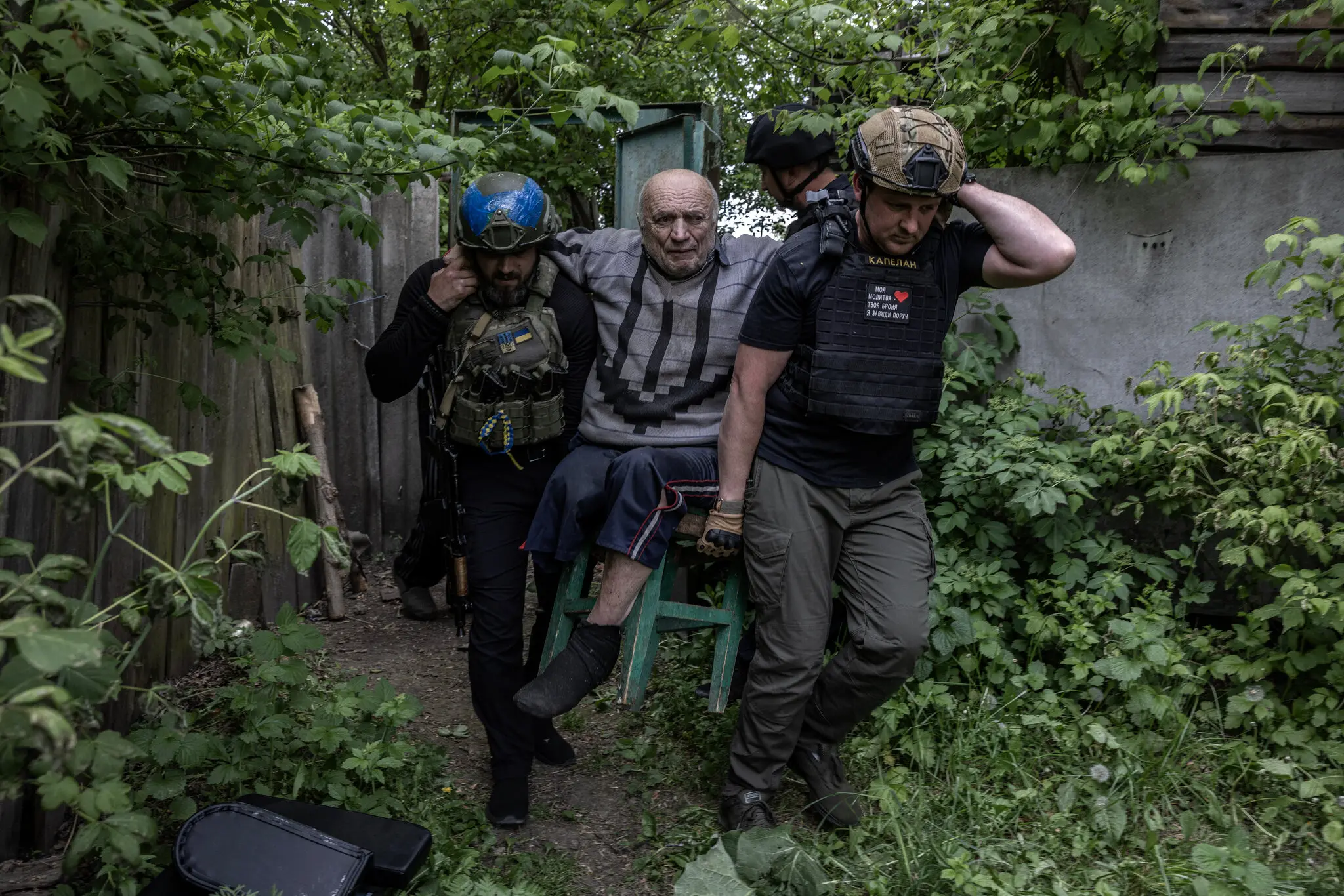 Эвакуация местных из зоны боевых действий / Фото: The New York Times