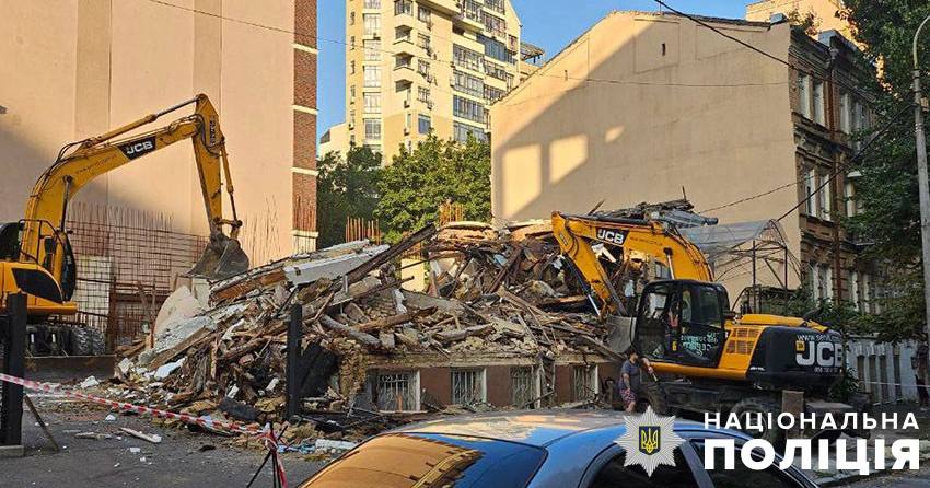 Поліцейські встановлюють обставини знесення історичної будівлі у центрі столиці у межах кримінального провадження / Фото НПУ
