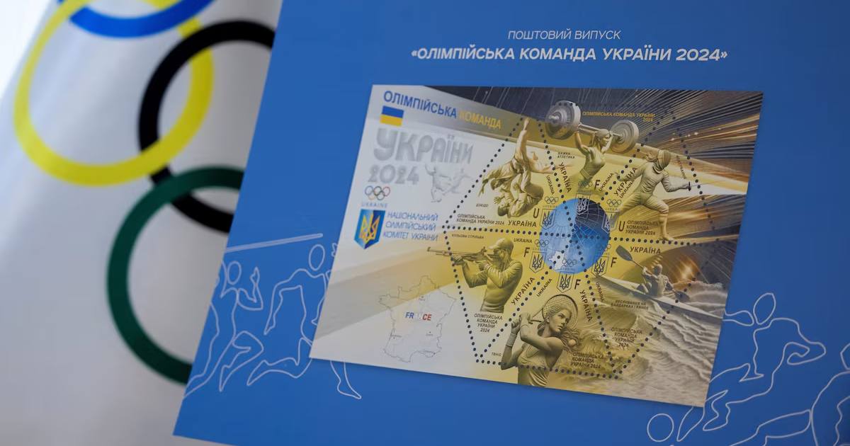 На постере изображен дизайн почтовой марки "Олимпиада 2024", выпущенной Укрпоштоой, во время ее презентации в Олимпийском доме в Киеве, Украина, 19 июля 2024 / Фото Reuters