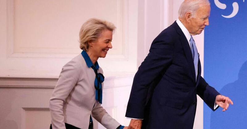 Президент США Джо Байден веде Президента Європейської Комісії Урсулу фон дер Ляєн на сцену по завершенні Сьомої конференції Глобального фонду з питань поповнення ресурсів у Нью-Йорку. 21 вересня 2022 / Фото AFP