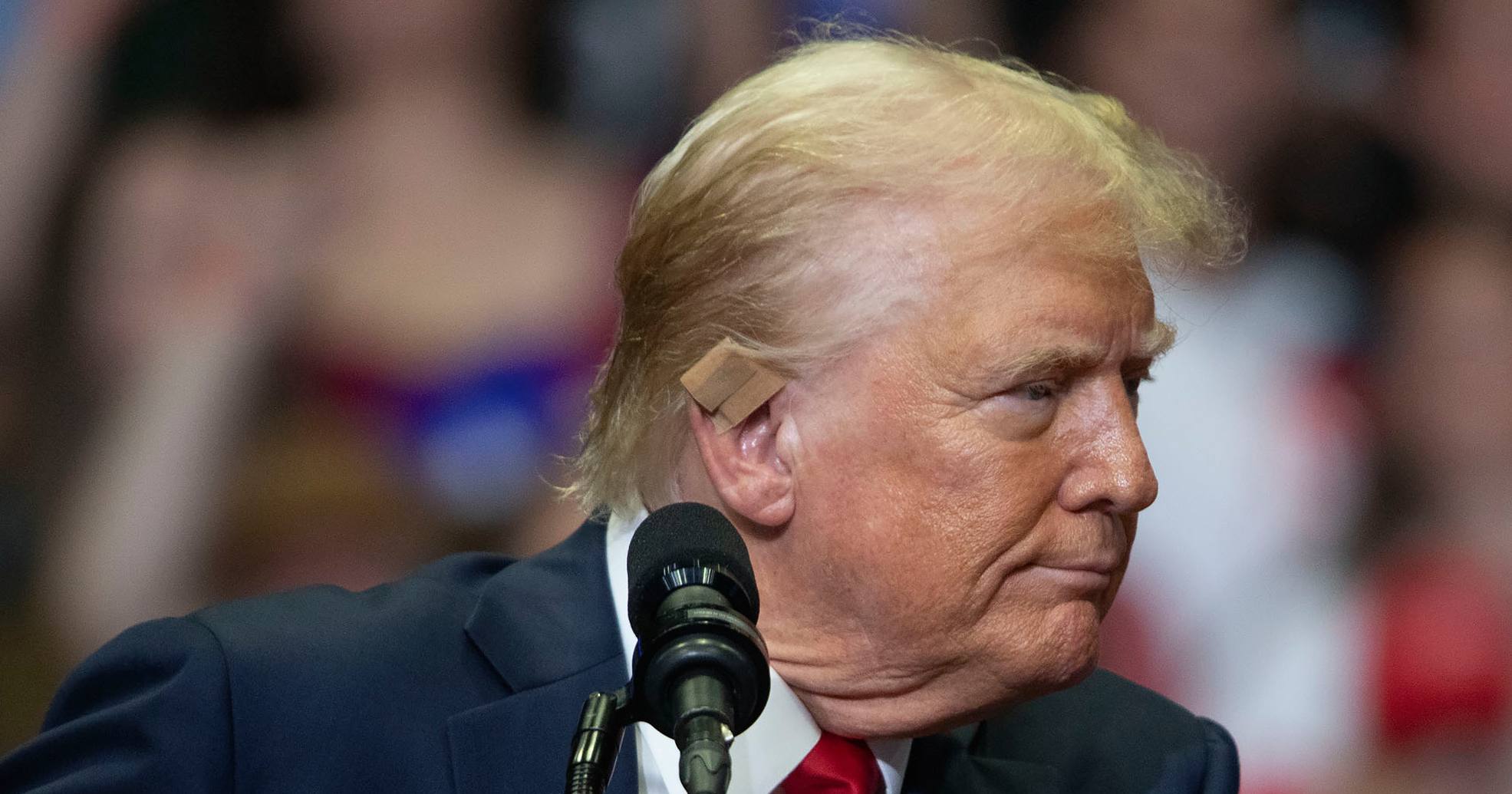 Дональд Трамп на передвиборчому мітингу 20 липня 2024 року в Гранд-Репідс, штат Мічиган. Це перший публічний мітинг Трампа після поранення у вухо під час замаху на нього в Пенсильванії 13 липня / Фото Getty Images/Global Images Ukraine