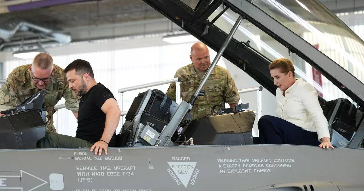 Президент Украины Владимир Зеленский и премьер-министр Дании Метте Фредериксен садятся в истребитель F-16 на авиабазе Скридструп в Военсе, Дания. 20 августа 2023 года / Фото Associated Press