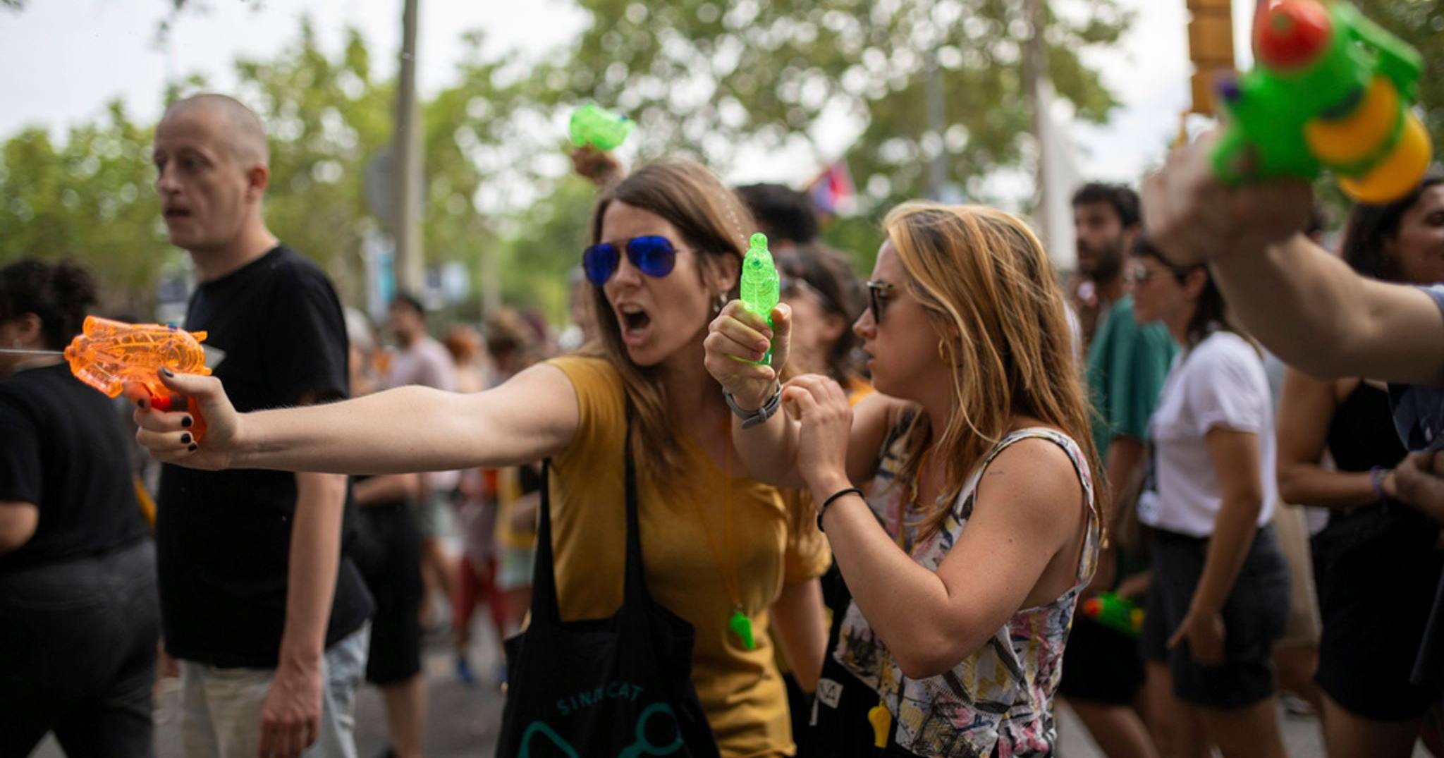 Демонстранти "стріляють" у туристів із водяних пістолетів у рамках акції проти туризму / Фото AP