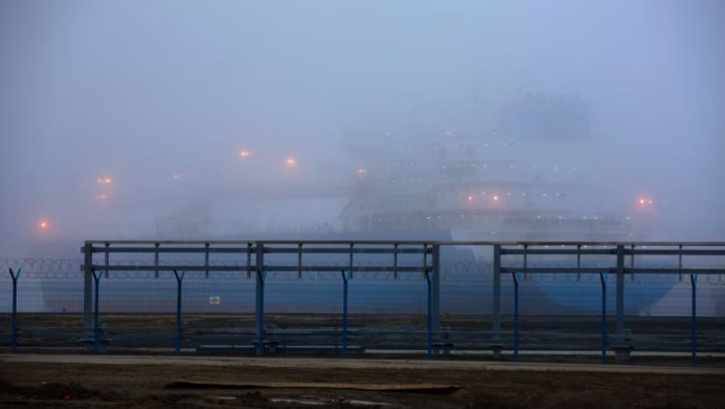 Грузовой корабль в тумане / Фото: Bloomberg