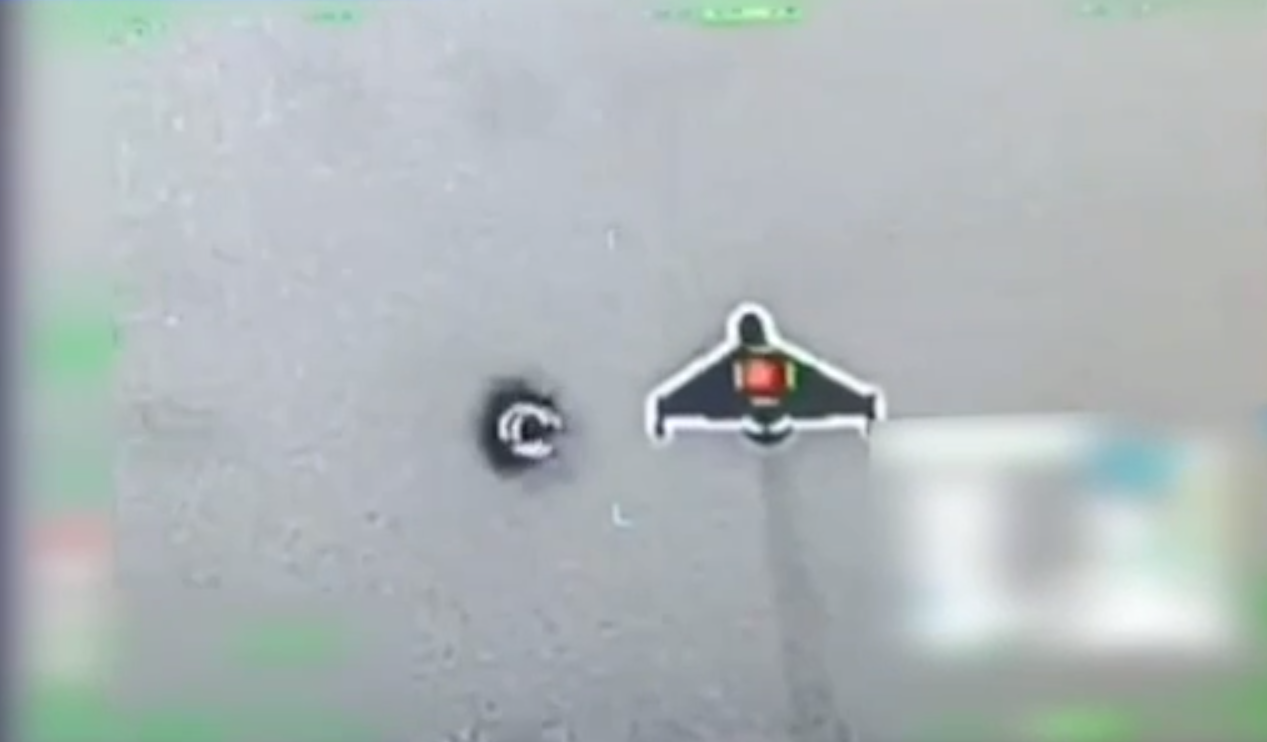 Беспилотник Shahed-136 за мгновение до попадания зенитной ракеты / Фото: ВМС Украины