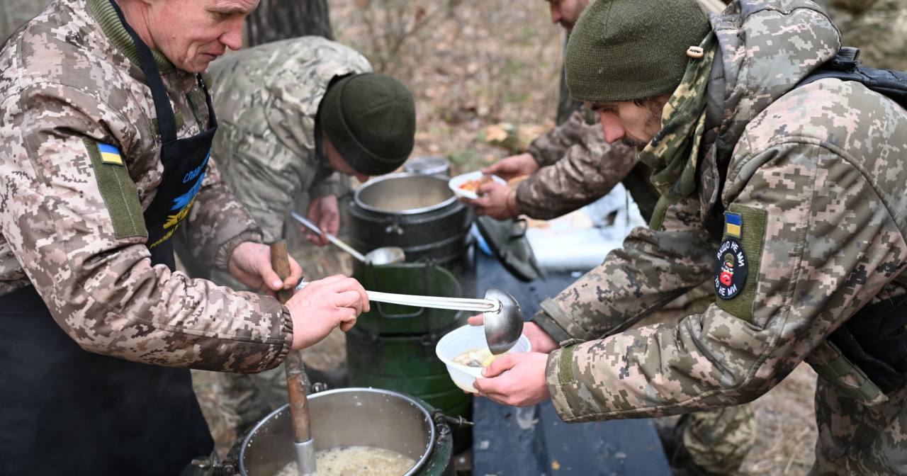 Полевая кухня украинской армии. Военные повара делают все возможное, чтобы приготовить вкусную и горячую еду для украинских защитников. Иллюстративное фото / Фото 115 отдельной механизированной бригады ВСУ