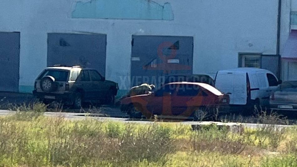 Водитель прокатил на капоте военнослужащего ТЦК / Фото из соцсетей