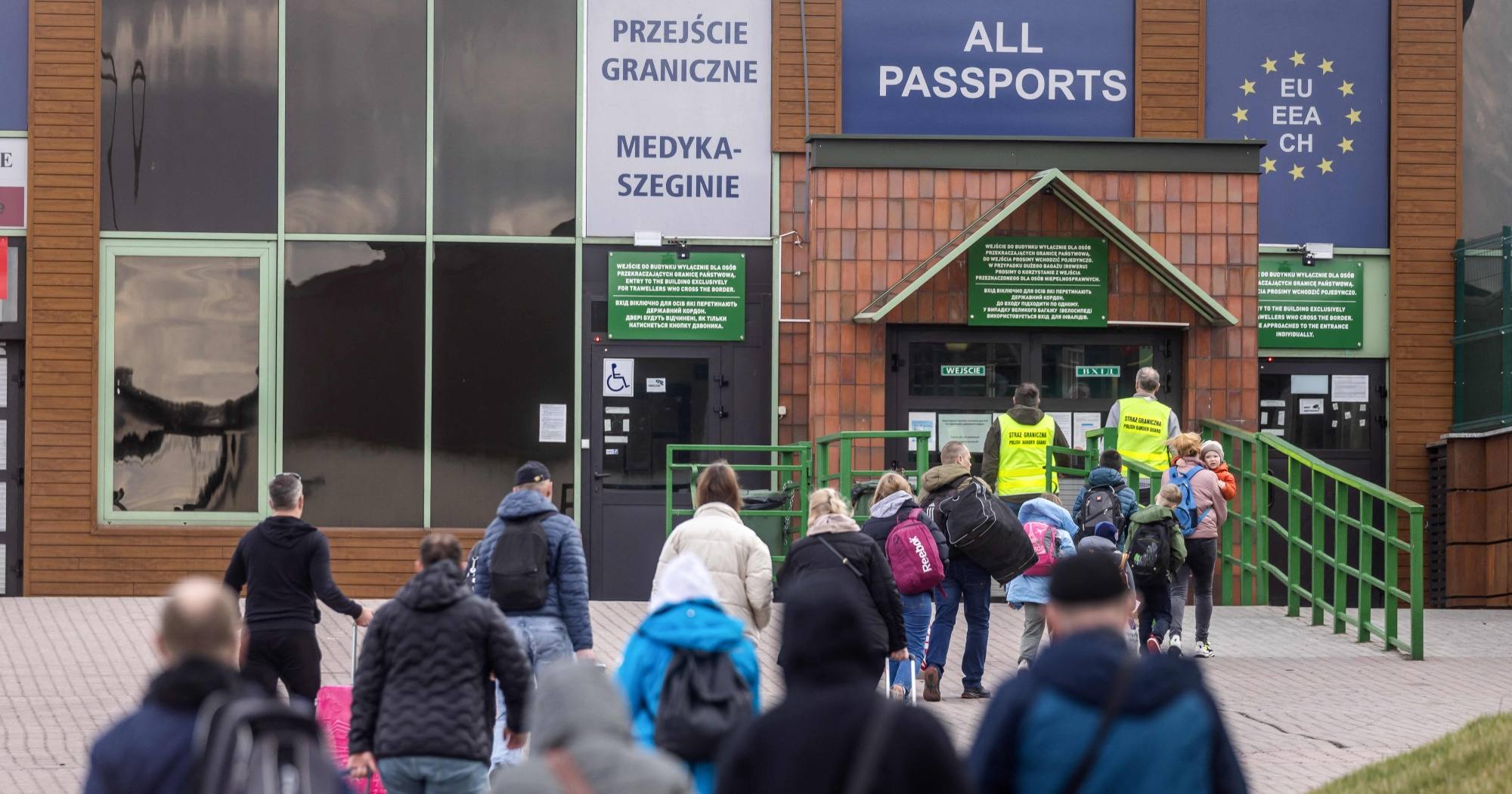 Люди стоять у черзі на перетин кордону з Україною в Медиці, Польща, у 2022 році / Фото AFP