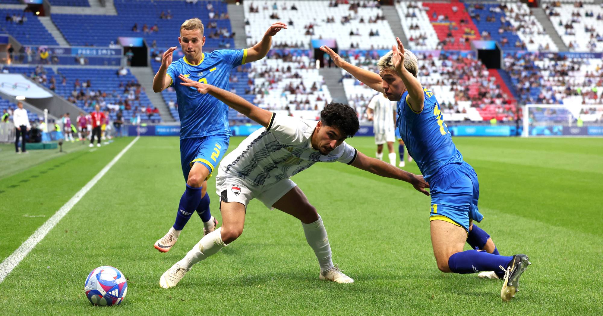 Юссеф Амин №10 из команды Ирака и Максим Хлань №11 из команды Украины во время матча в группе B на Олимпийских играх в Париже 24 июля 2024 года на стадионе "Стад де Лион" в Лионе, Франция / Фото Getty Images/Global Images Ukraine