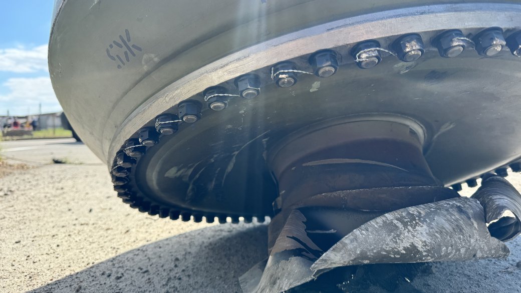 Двигатель "Искандера", которым попали россияне в центре Харькова / Фото: Виталий Гнедой