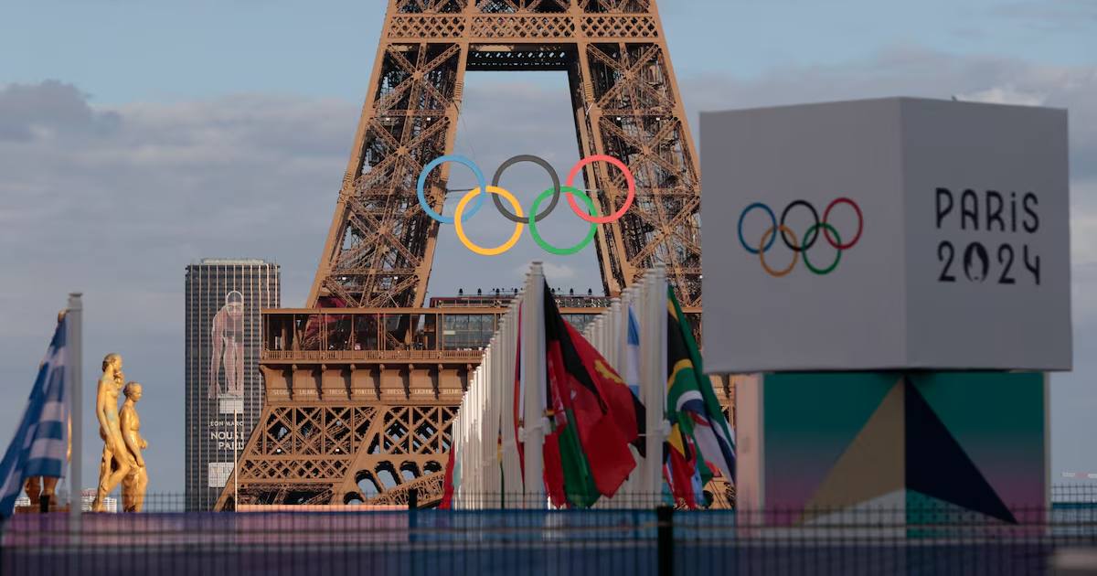 Олімпійські кільця на Ейфелевій вежі в Парижі. 22 липня 2024 року / Фото Reuters