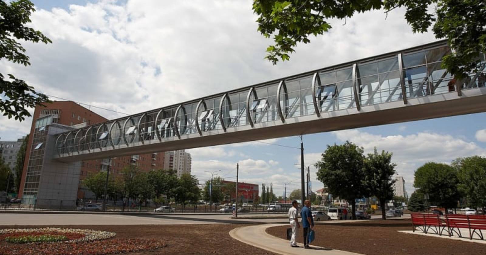 Скляний перехід через проспект Аерокосмічний (колишній Гагаріна) у Харкові / Фото із соцмереж