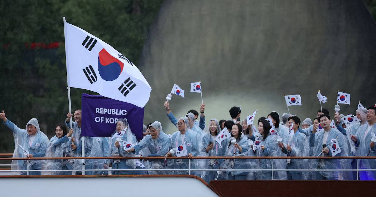 Спортсмены из Южной Кореи на борту лодки во время парада на реке Сена во время церемонии открытия Олимпийских игр в Париже / Фото Reuters