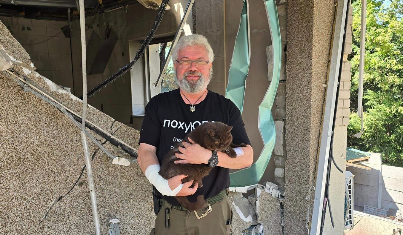 Волонтер Юрий Сапронов и его кошка Шика / Фото: Юрий Сапронов/Facebook