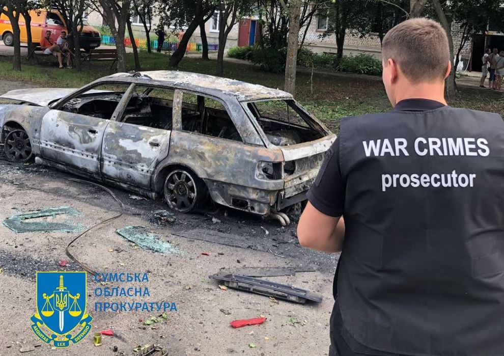 Знищена російським обстрілом автівка / Фото: Прокуратура Сумщини