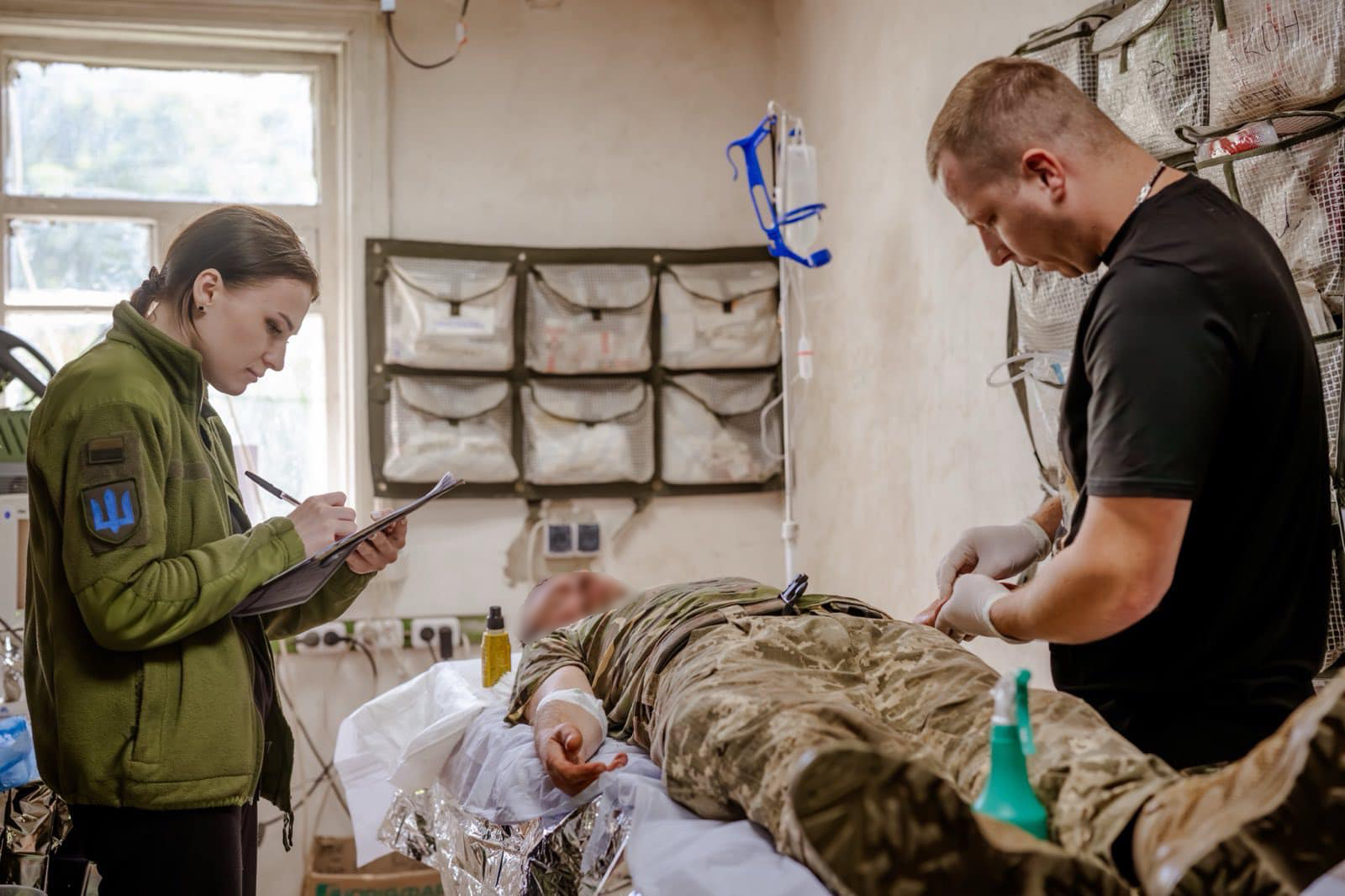 Медики оказывают помощь раненому воину / Фото: 53 отдельная механизированная бригада