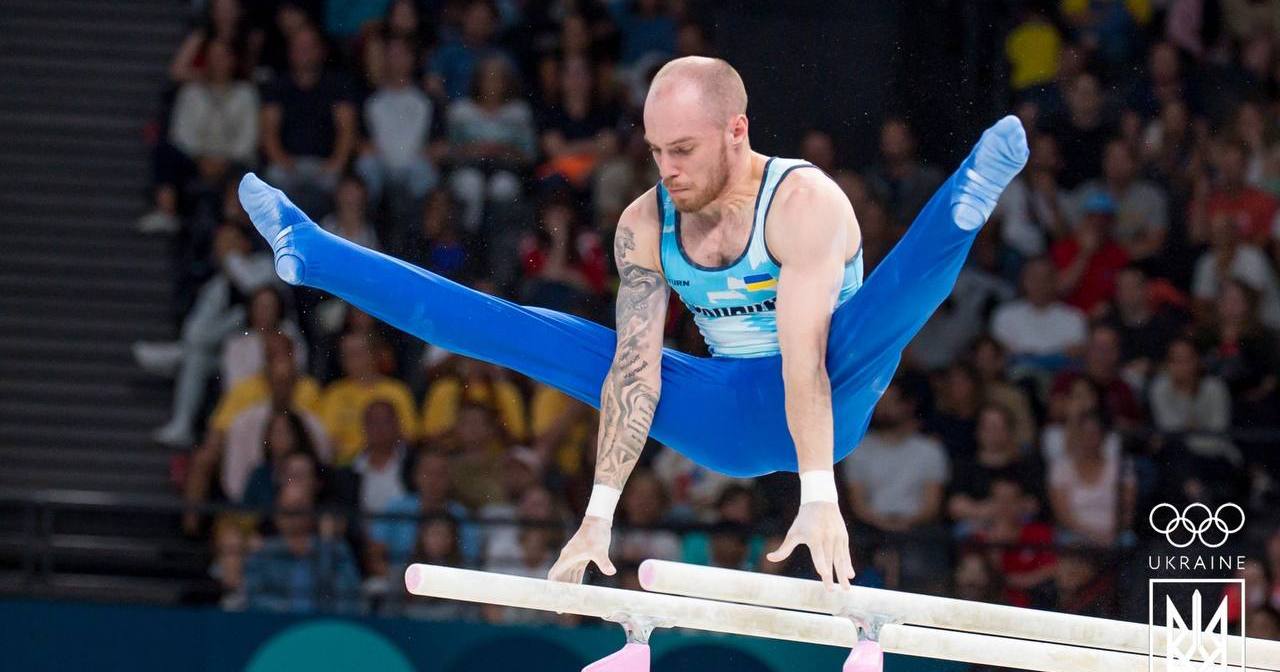 Олег Верняев выполняет упражнение на брусьях. 27 июля 2024 года / Фото НОК