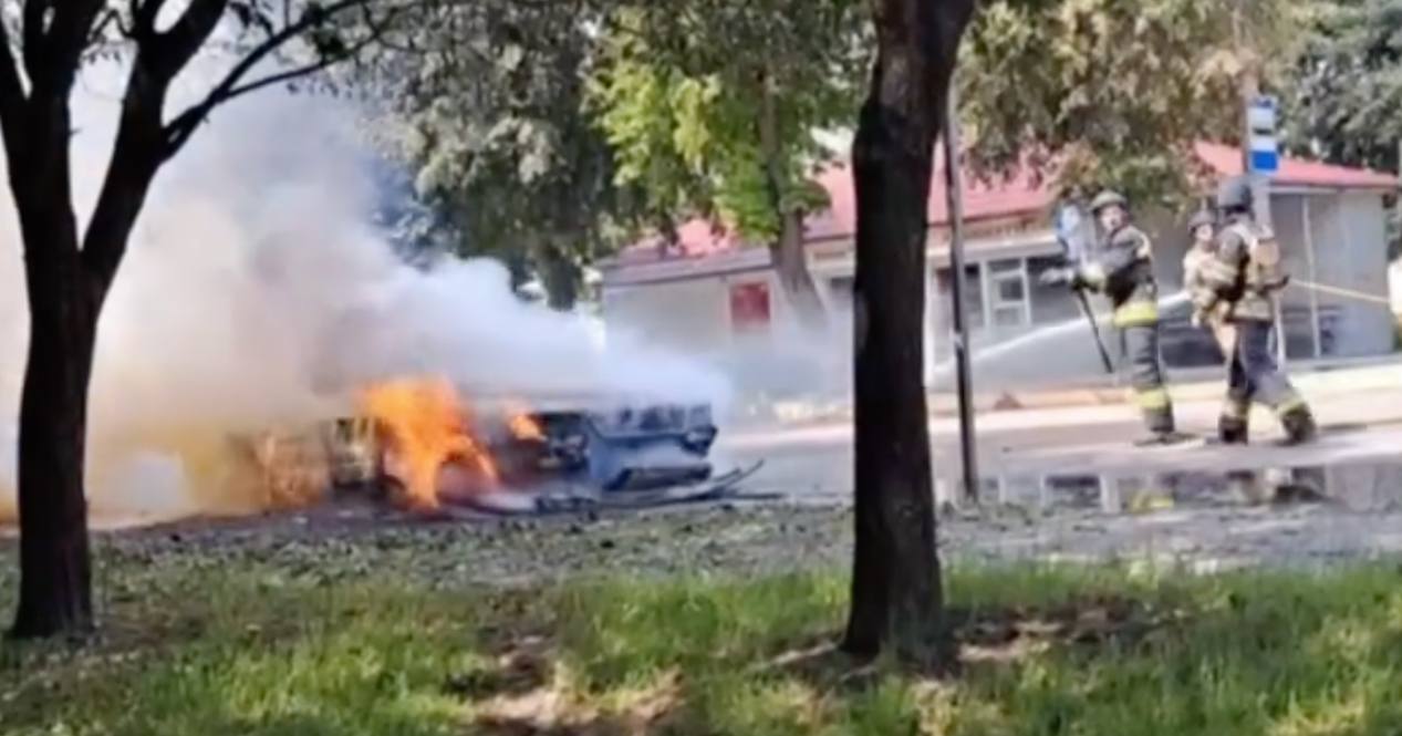 У Глухові рятувальники ДСНС ліквідували пожежу автомобіля і обстежили територію по якій були нанесені удари / Скриншот відео