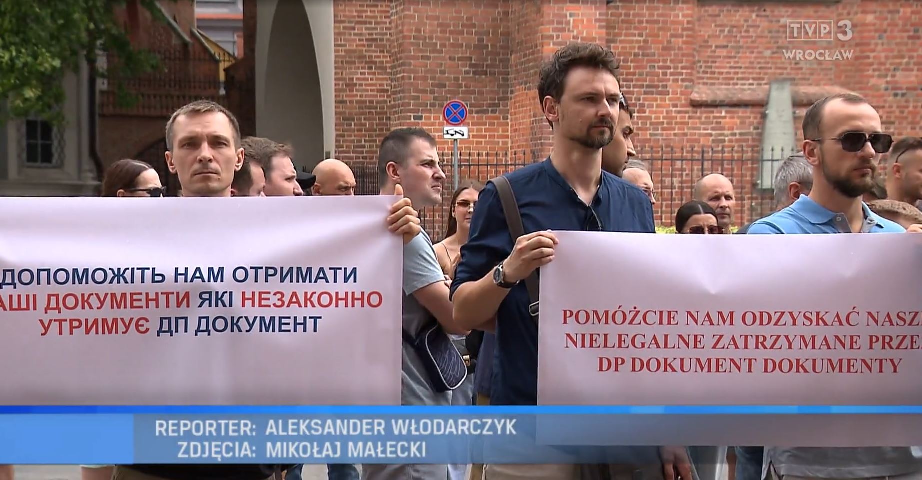 Перед генконсульством во Вроцлаве украинские мужчины устроили пикет / Скриншот с видео