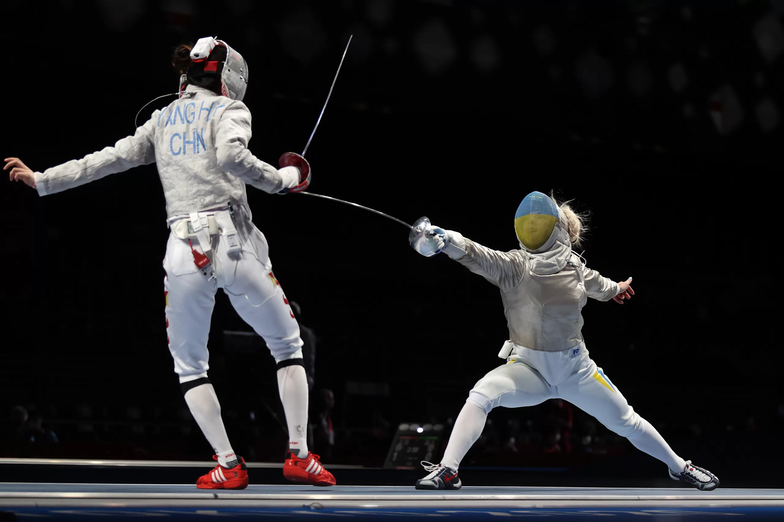 Украинская саблистка Ольга Харлан в поединке против представительницы Китая Ян Хэнью / Фото: Getty Images/Global Images Ukraine