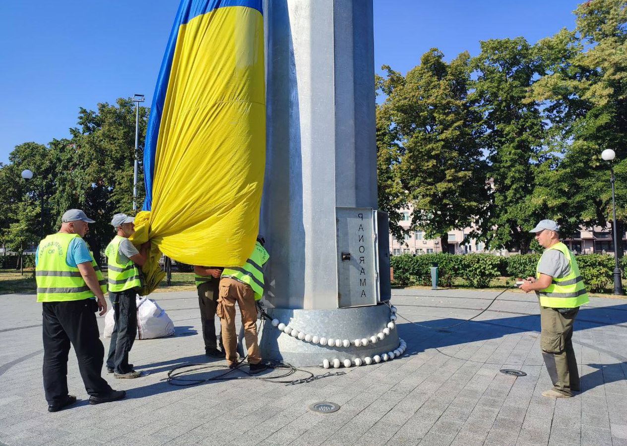 Коммунальщики заменили флаг Украины в Харькове / Фото: Харьковский городской совет