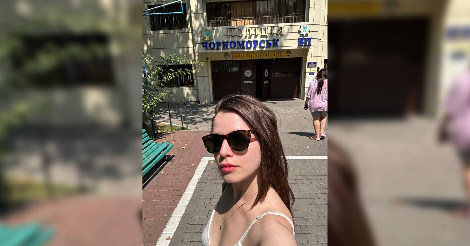 Христина Соловій біля Чорноморського відділу поліції / Фото @soloviyka