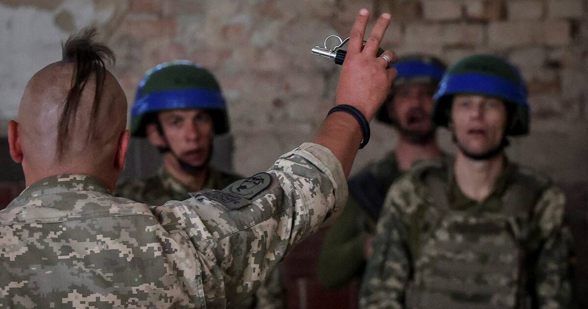 Колишні українські в'язні, які підписалися під новим законом про амністію в обмін на службу в армії, беруть участь у тренуванні 57-ї мотопіхотної бригади поблизу лінії фронту в Харківській області, Україна, 26 липня 2024 року / Фото Reuters