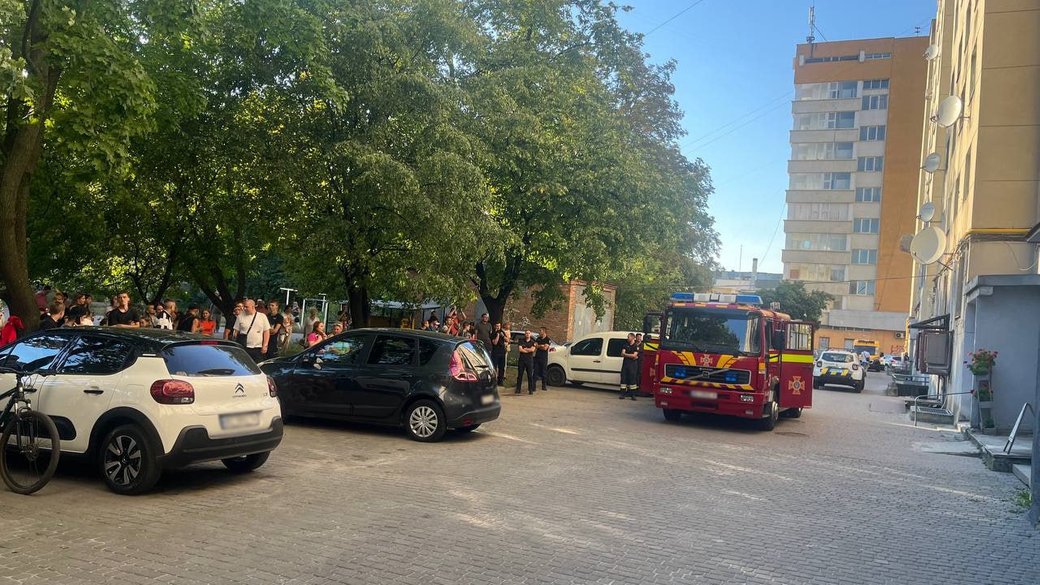 Двор львовского дома, где парень угрожал взорвать газ в квартире / Фото: Суспільне