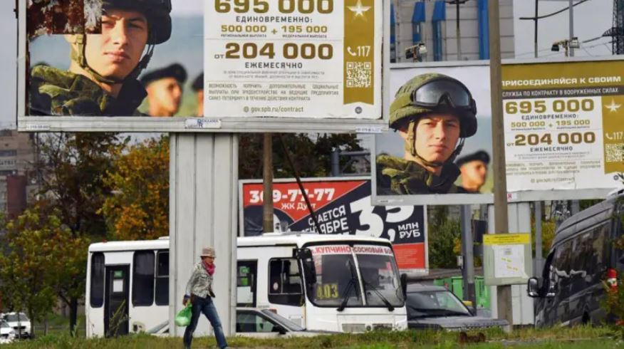 Реклама контрактної служби у Санкт-Петербурзі / Фото: AFP