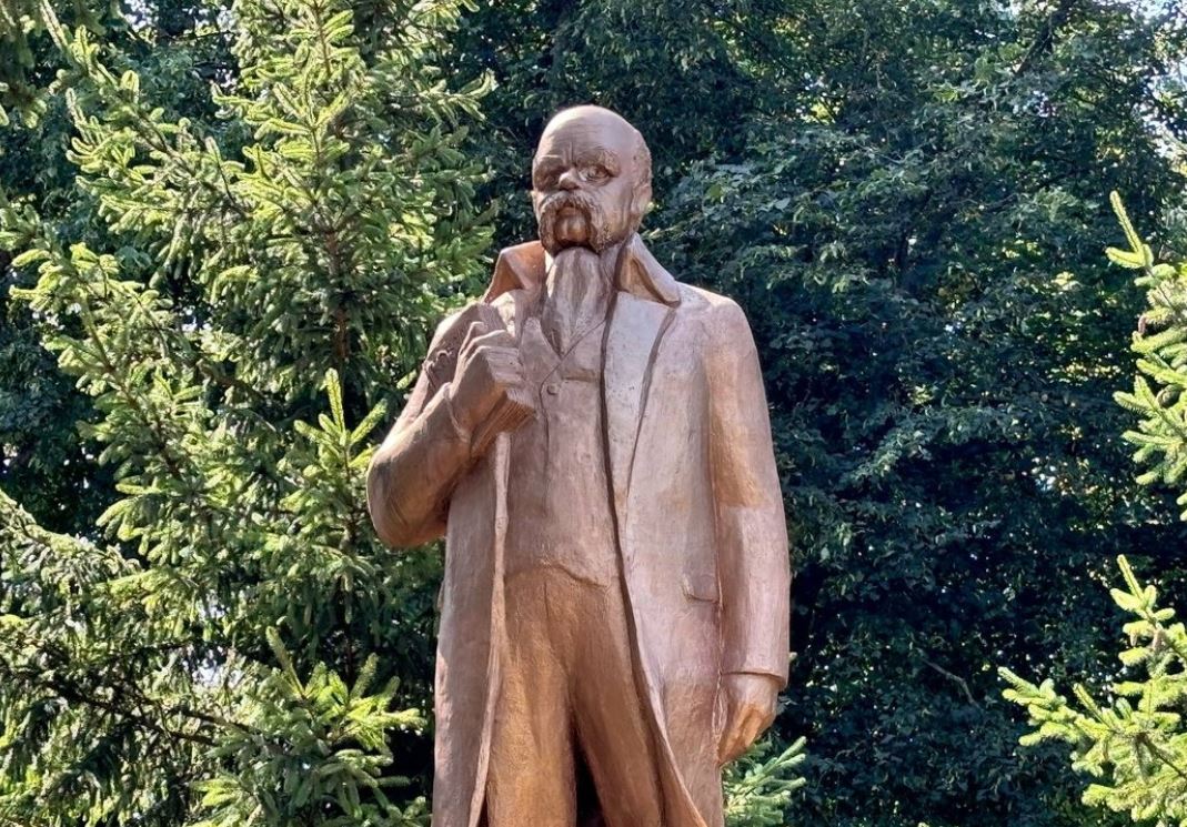 На Житомирщині памʼятник Леніну переробили на Тараса Шевченка / Фото: Суспільне